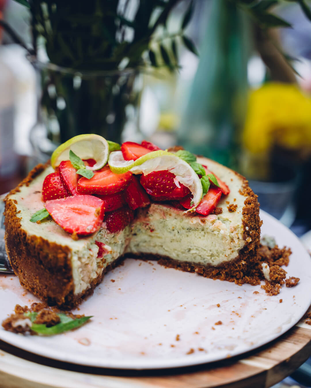 Matcha-mansikkajuustokakku. Vegaaninen