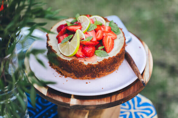 Matcha-mansikkajuustokakku. Vegaaninen