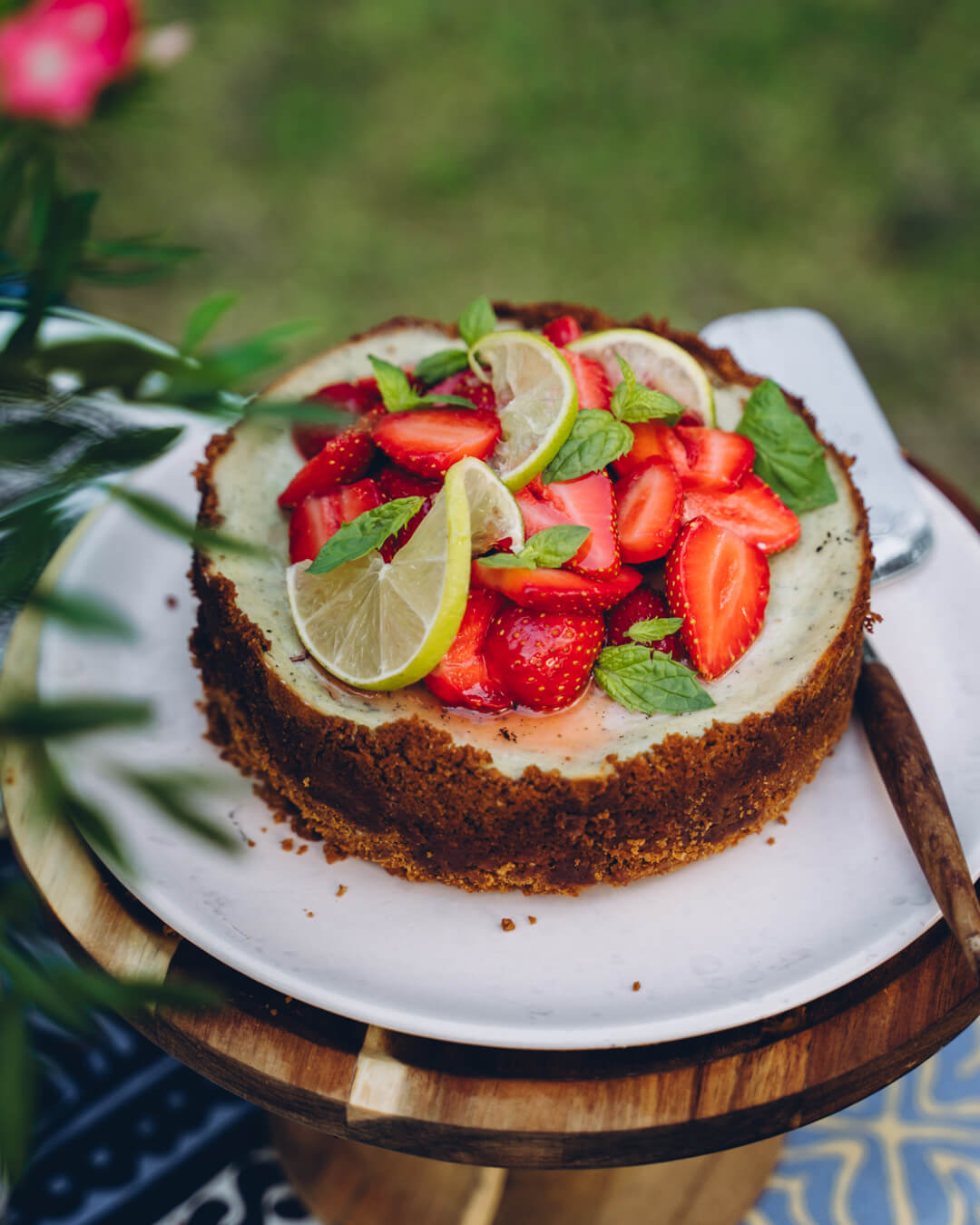 Matcha-mansikkajuustokakku. Vegaaninen