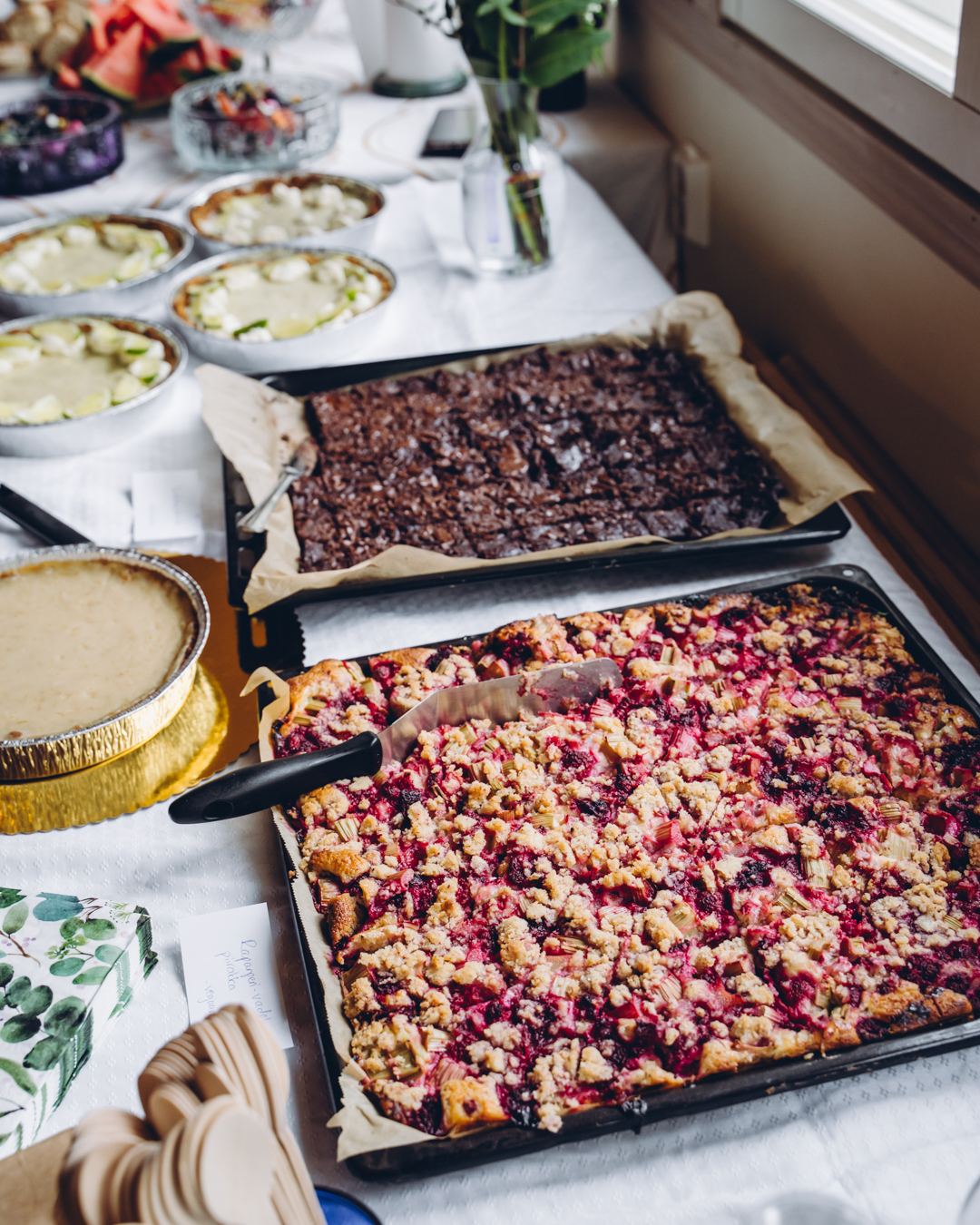 Raparperi-vadelmapiirakka. Maisemakahvilan piirakka. Vegaaninen