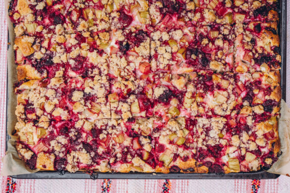 Raparperi-vadelmapiirakka. Maisemakahvilan piirakka. Vegaaninen