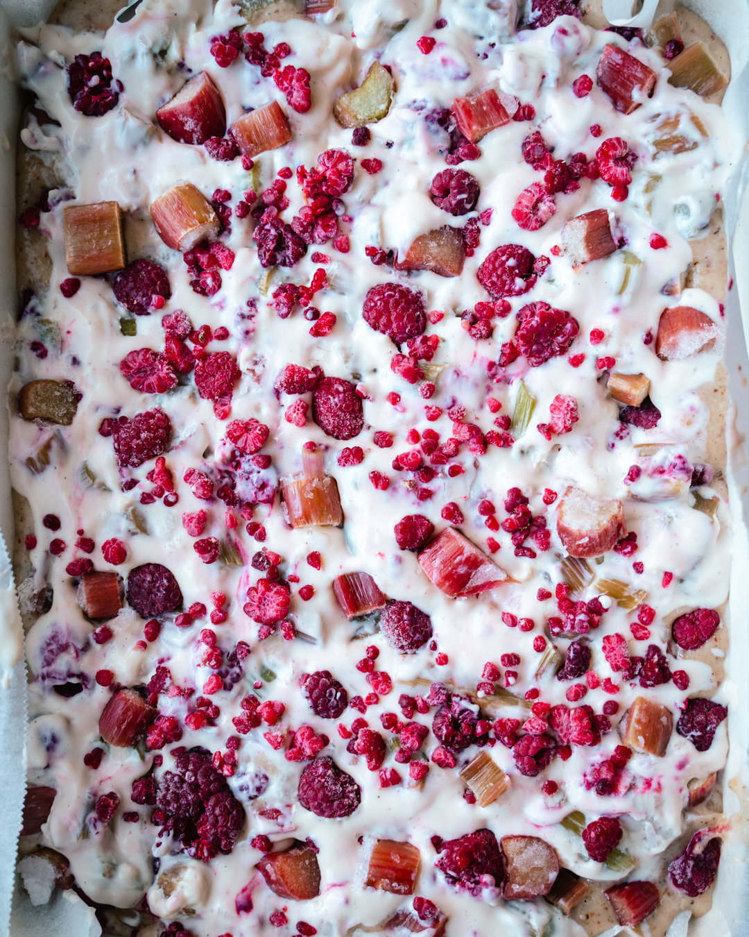 Raparperi-vadelmapiirakka. Maisemakahvilan piirakka. Vegaaninen