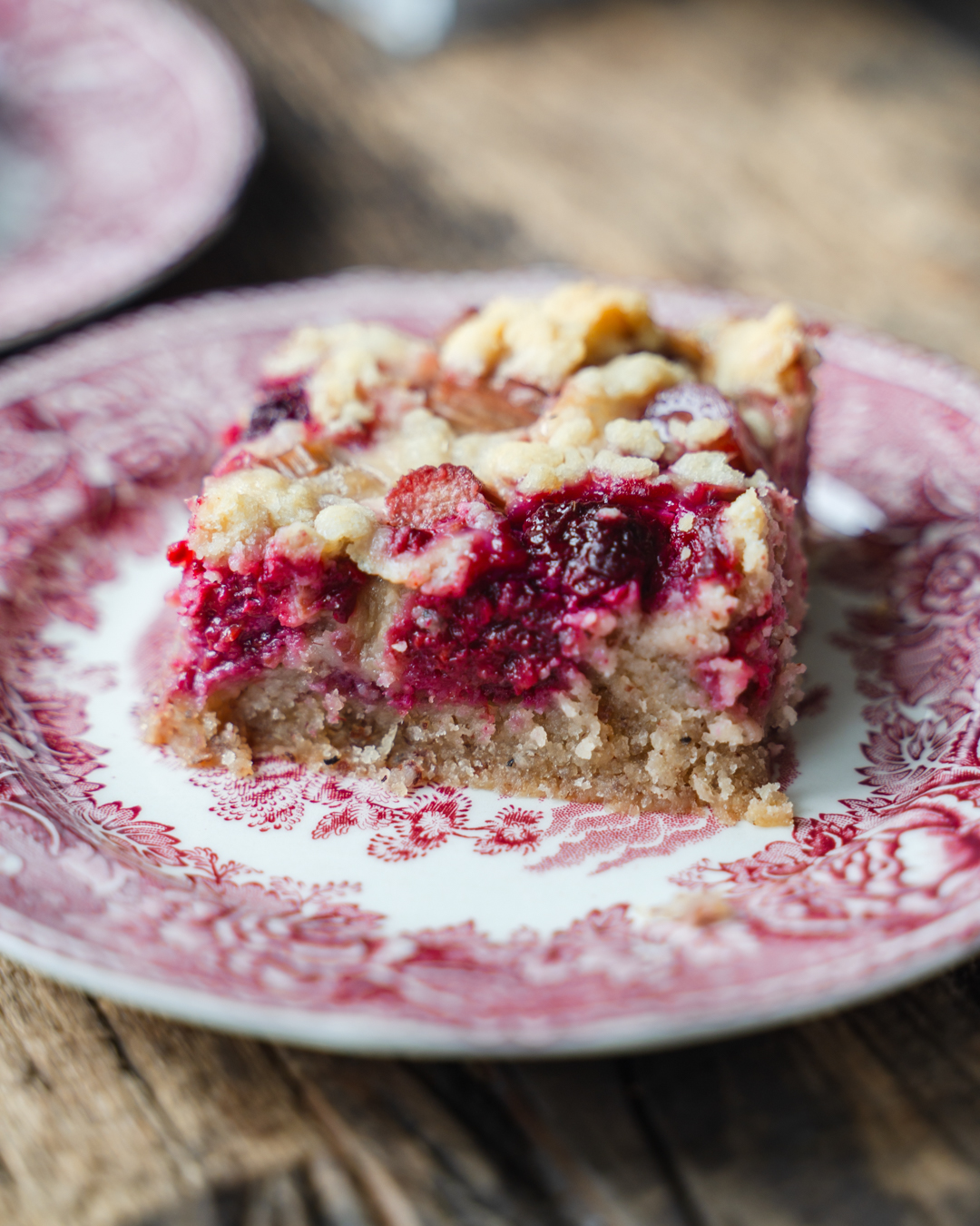 Raparperi-vadelmapiirakka. Maisemakahvilan piirakka. Vegaaninen