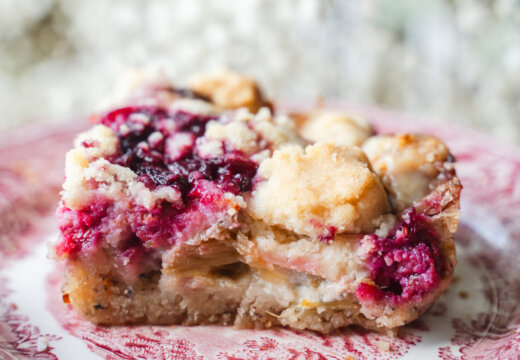 Raparperi-vadelmapiirakka. Maisemakahvilan piirakka. Vegaaninen