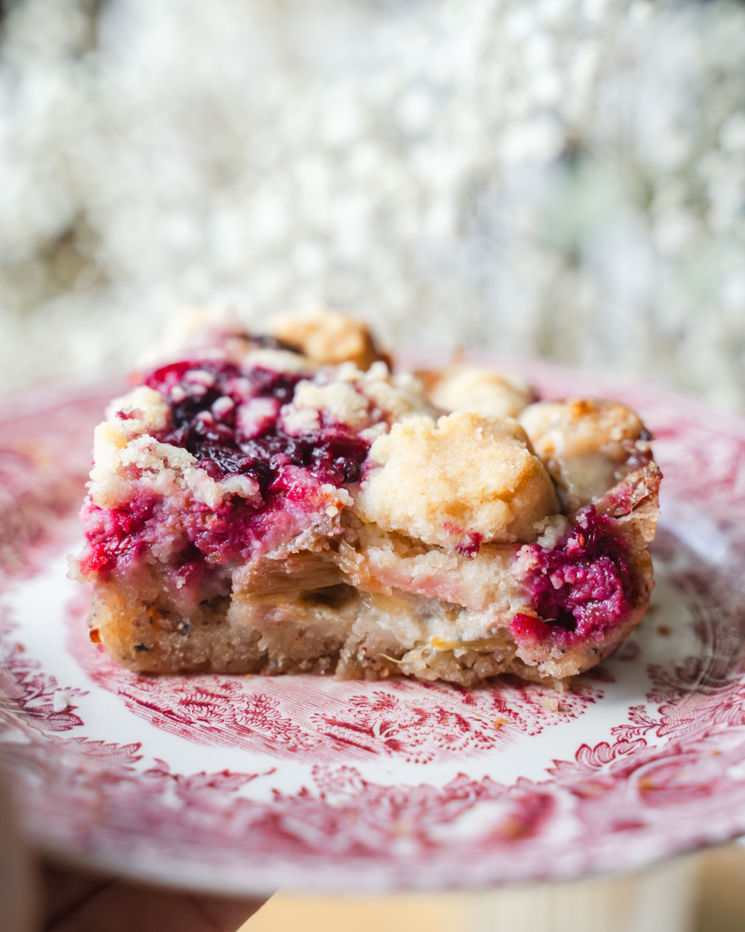 Raparperi-vadelmapiirakka. Maisemakahvilan piirakka. Vegaaninen