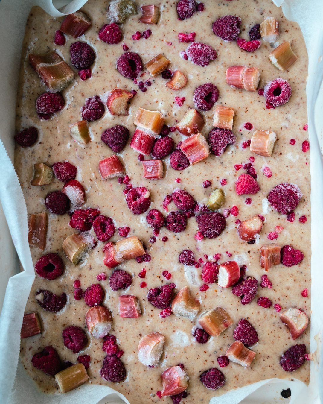 Raparperi-vadelmapiirakka. Maisemakahvilan piirakka. Vegaaninen