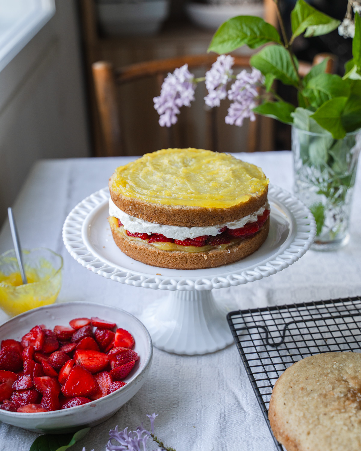 Gluteeniton ja vegaaninen mansikkakakku