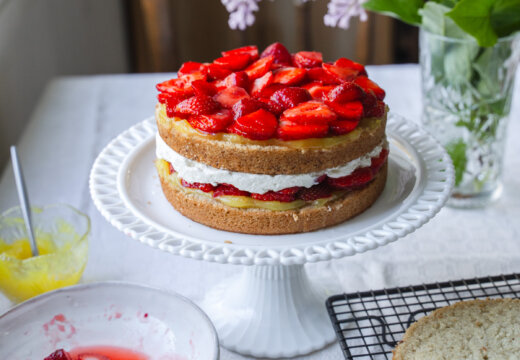 Gluteeniton ja vegaaninen mansikkakakku