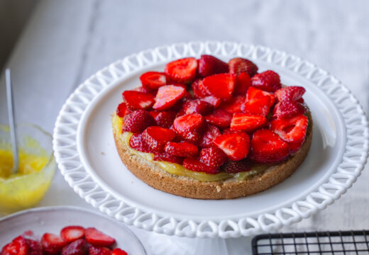 Vegaaninen mansikkakakku