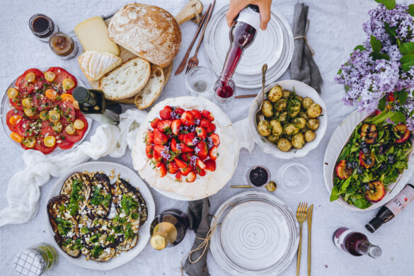 Satokauden juhannusmenu: savustettu perunasalaatti, nektariinisalaatti, grillatut munakoisot, seljankukka-mansikkapavlova