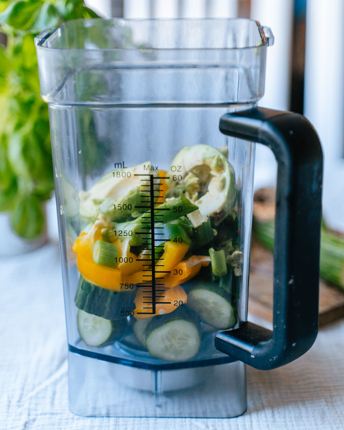 Kylmä kurkku-kookoskeitto