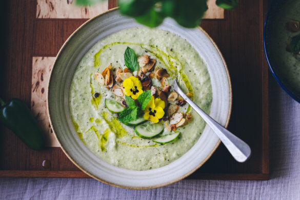 Kylmä kurkku-kookoskeitto