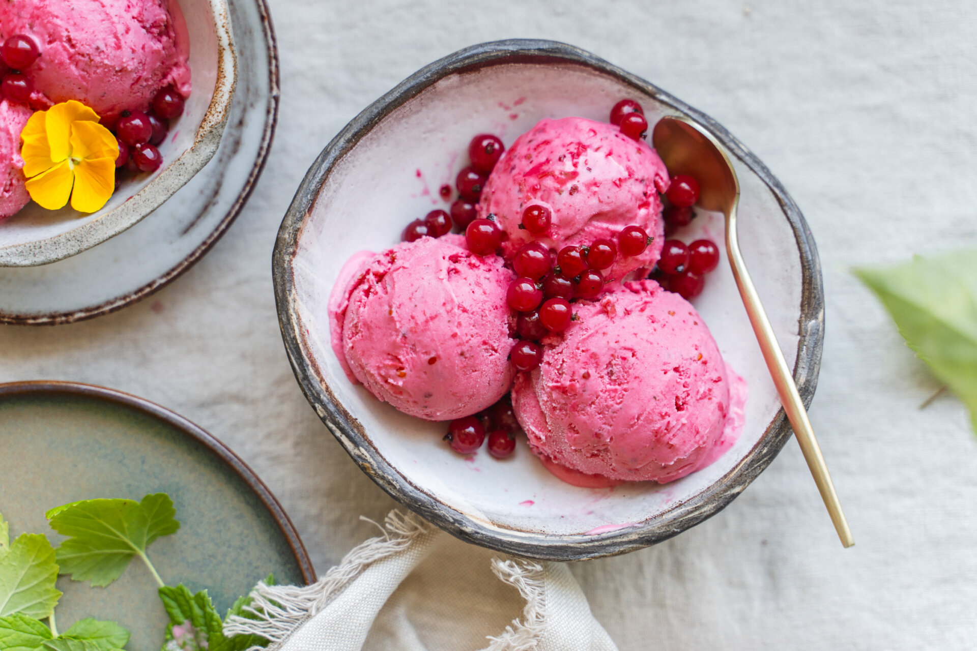 Punaviinimarjajäätelö. Vegaaninen