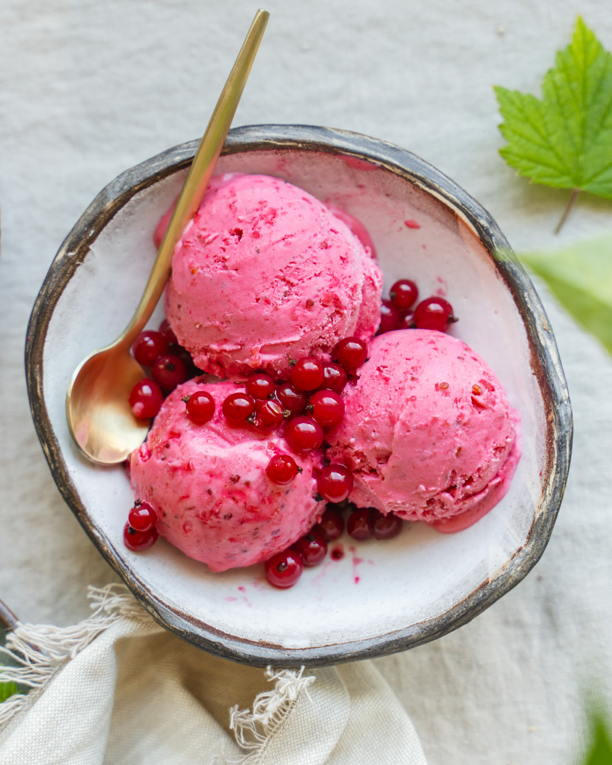 Punaviinimarjajäätelö.  Vegaaninen