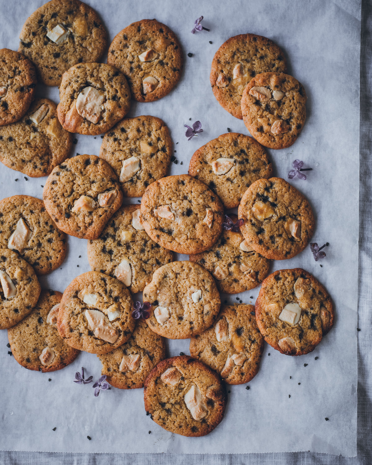 Sitruuna-turkinpippuri-valkosuklaakeksit