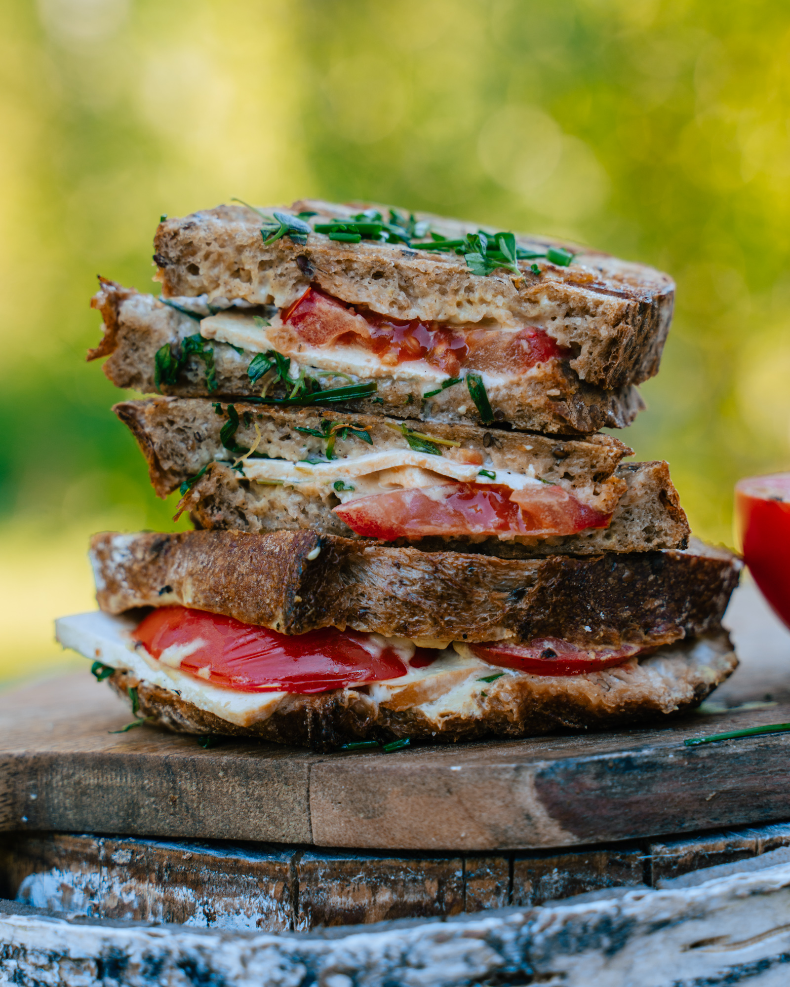 Dijon-tomaattitoastit. Vegaaninen