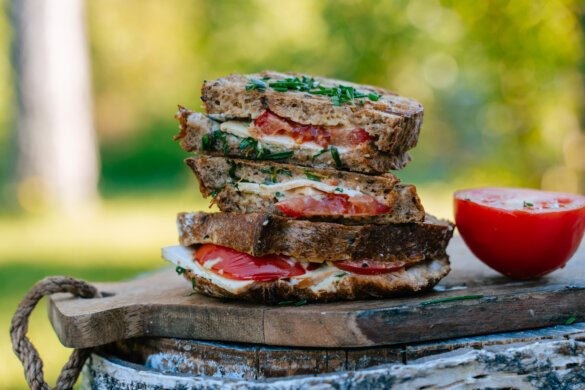 Dijon-tomaattitoastit. Vegaaninen