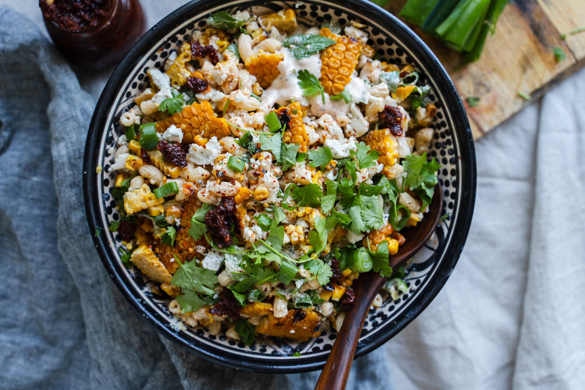 Elotes-pastasalaatti eli grillattu maissi-pastasalaatti