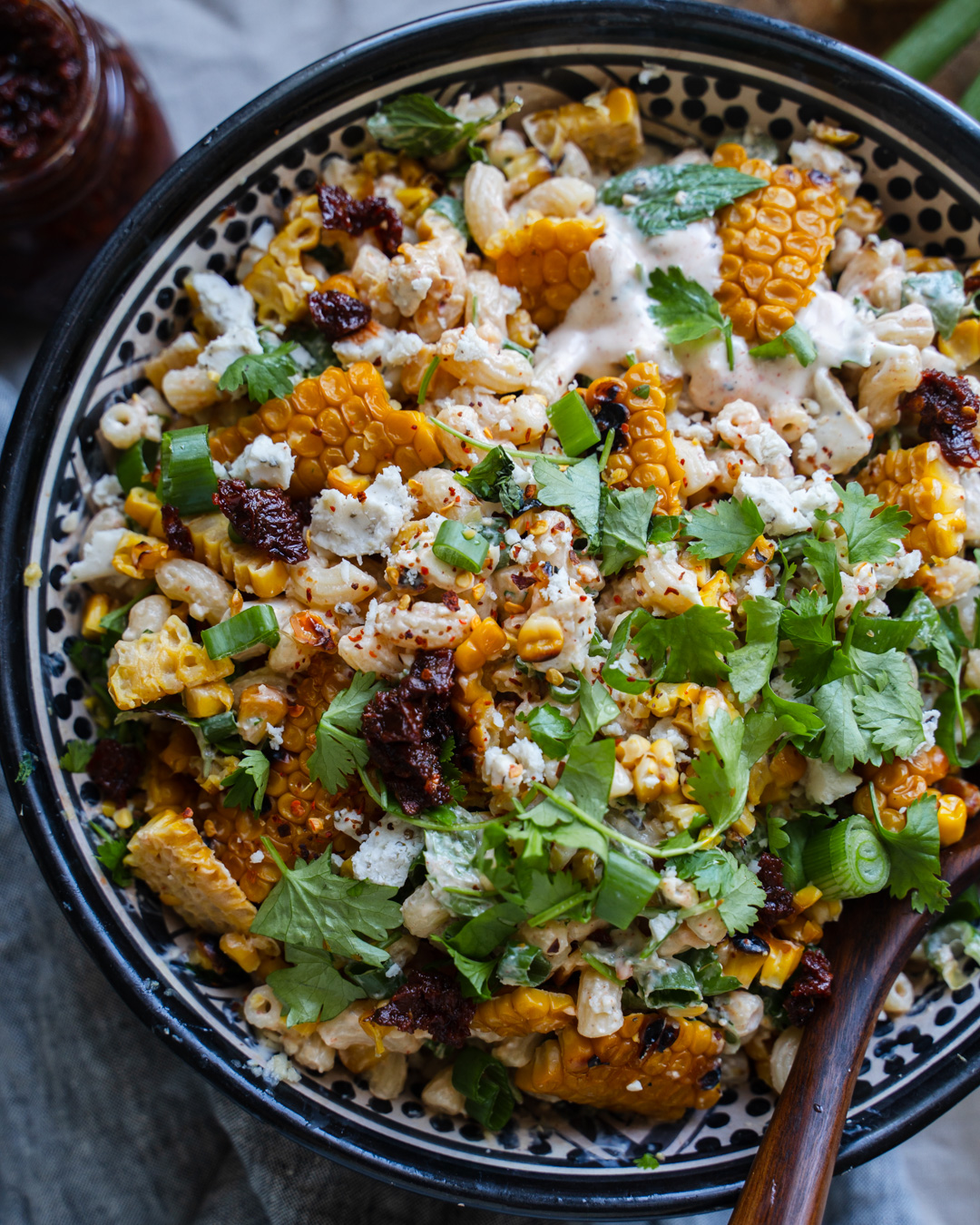 Elotes-pastasalaatti eli grillattu maissi-pastasalaatti