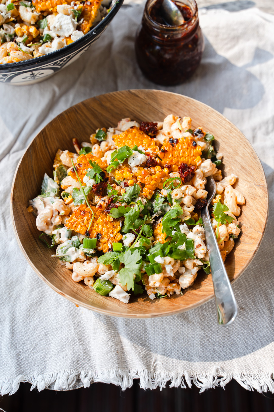 Elotes-pastasalaatti eli grillattu maissi-pastasalaatti