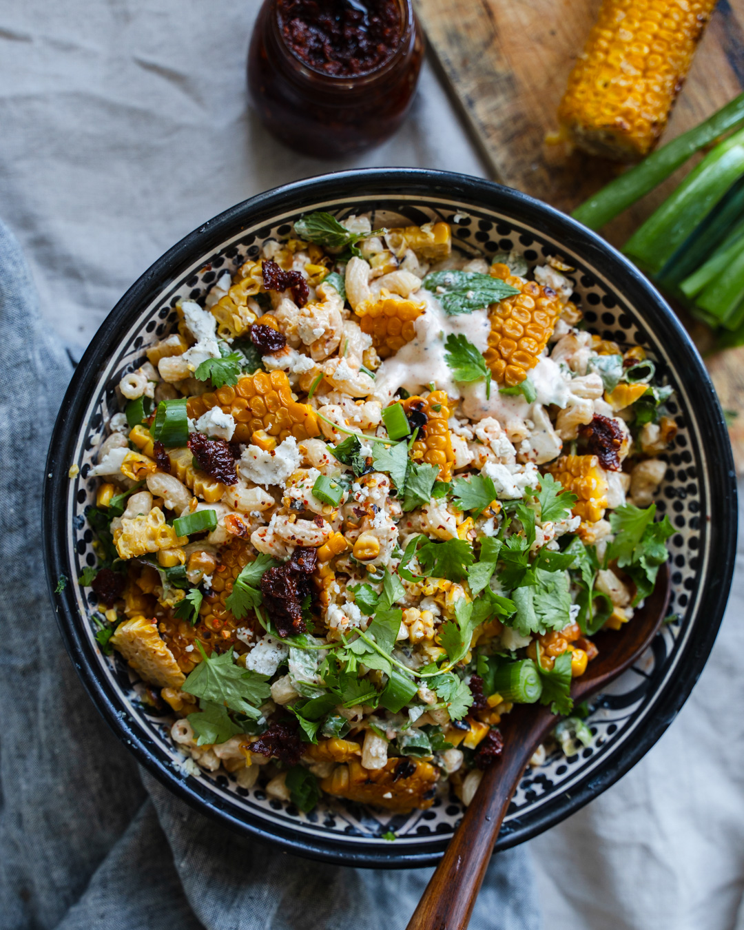 Elotes-pastasalaatti eli grillattu maissi-pastasalaatti