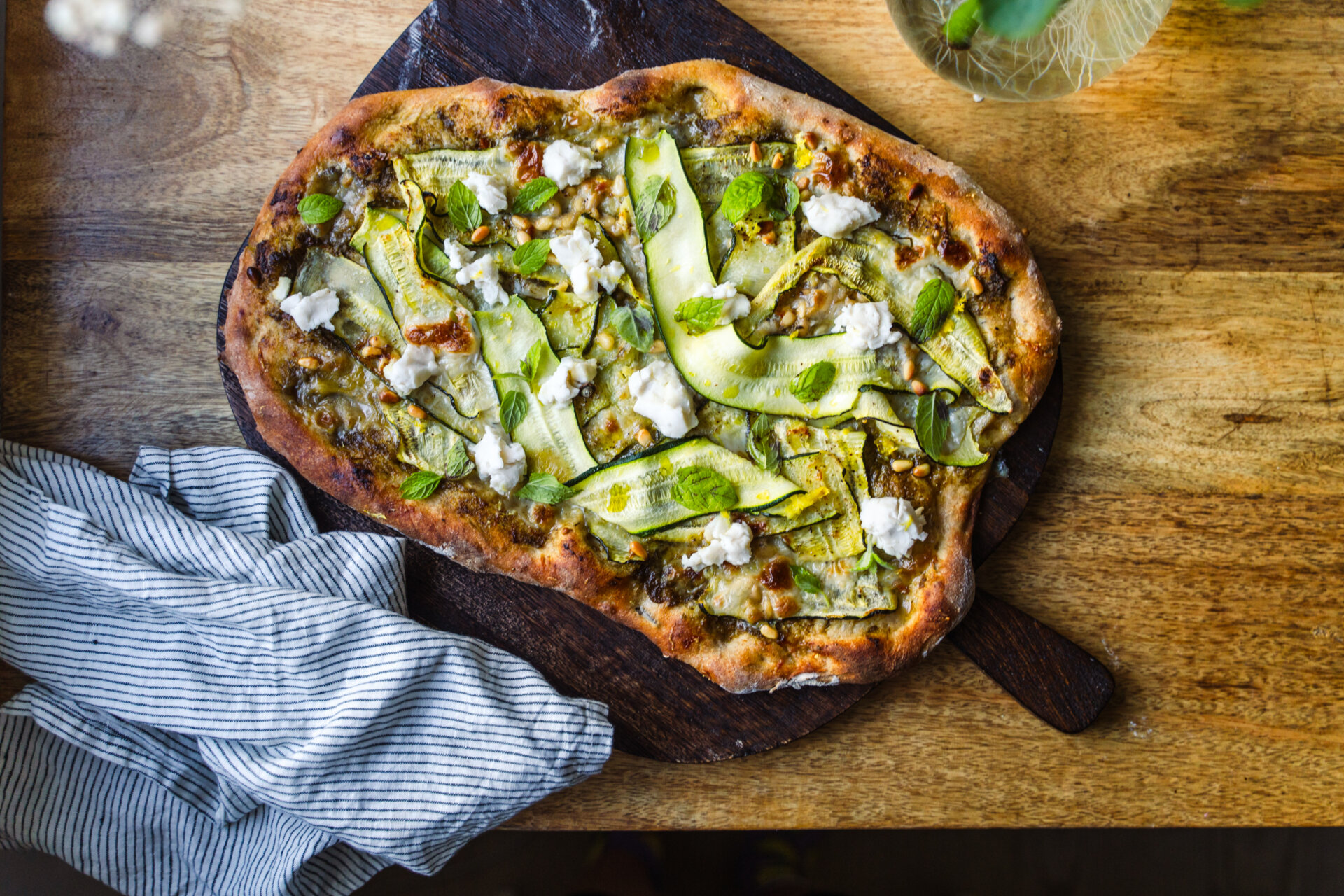 Kesäkurpitsapitsa. Vegaaninen