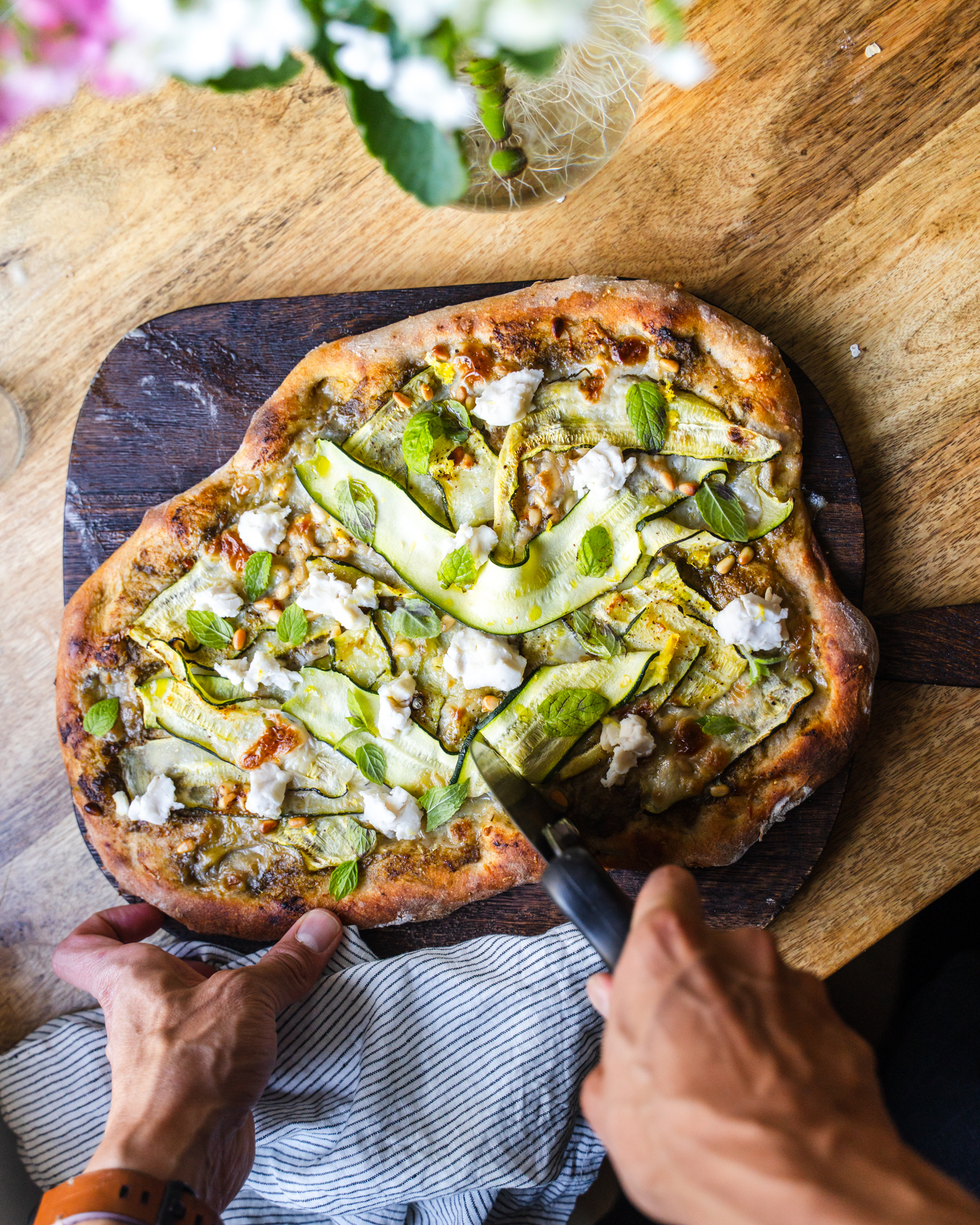 Kesäkurpitsapitsa. Vegaaninen