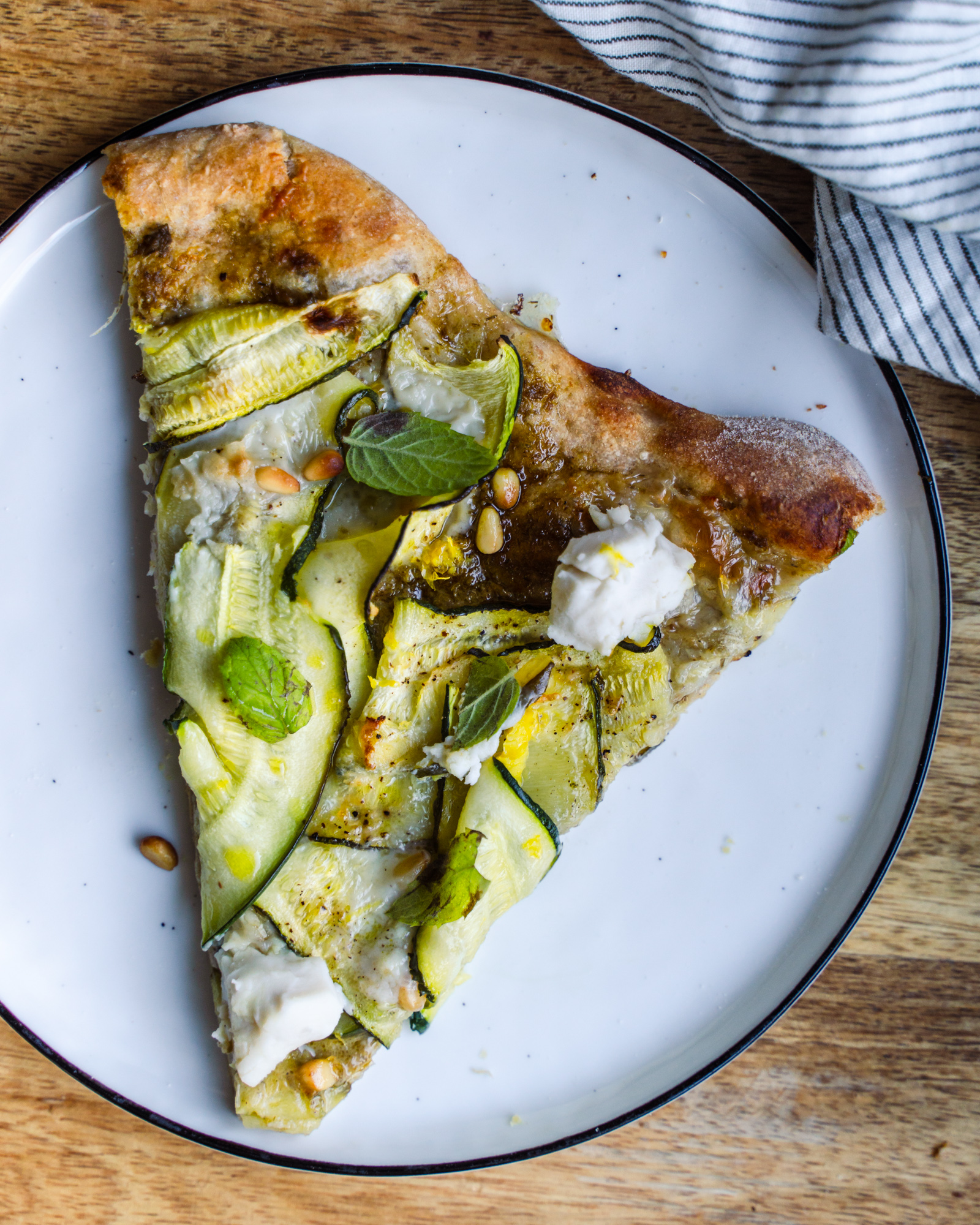 Kesäkurpitsapitsa. Vegaaninen