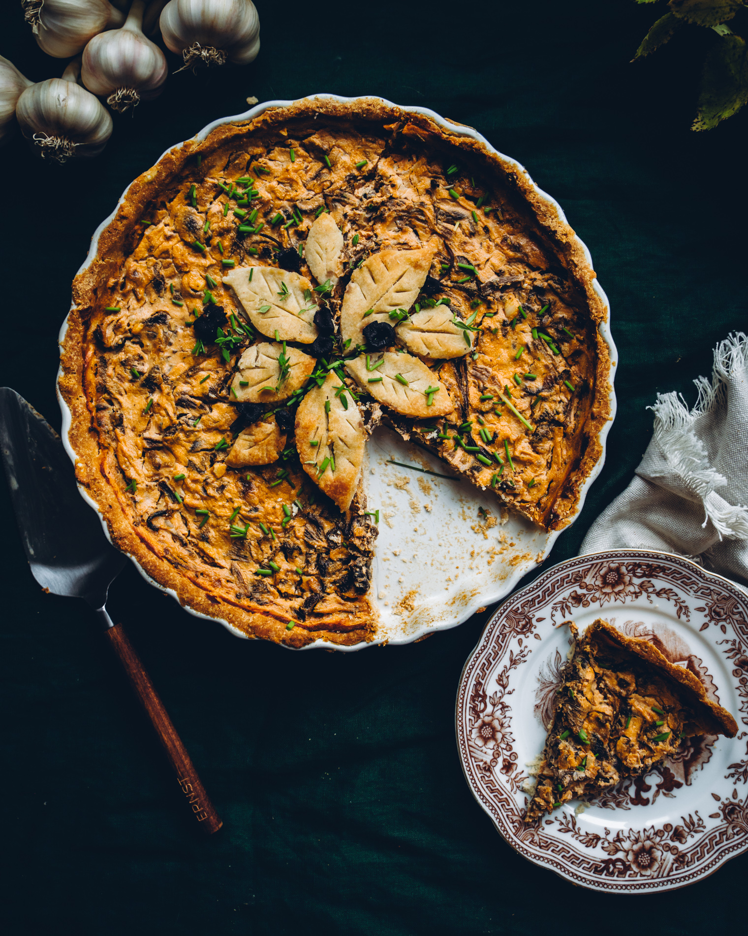 Vegaaninen suppilovahveropiirakka