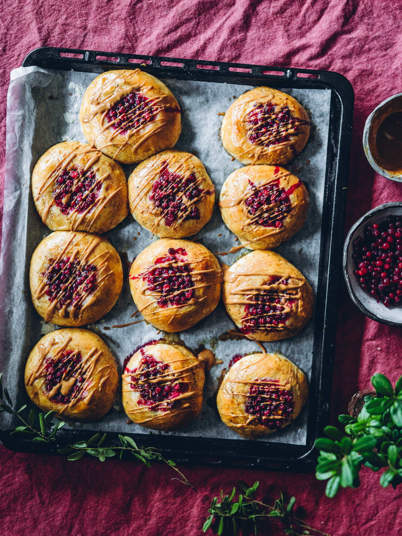 Biscoff-puolukkapullat. Vegaaninen