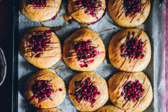 Biscoff-puolukkapullat. Vegaaninen