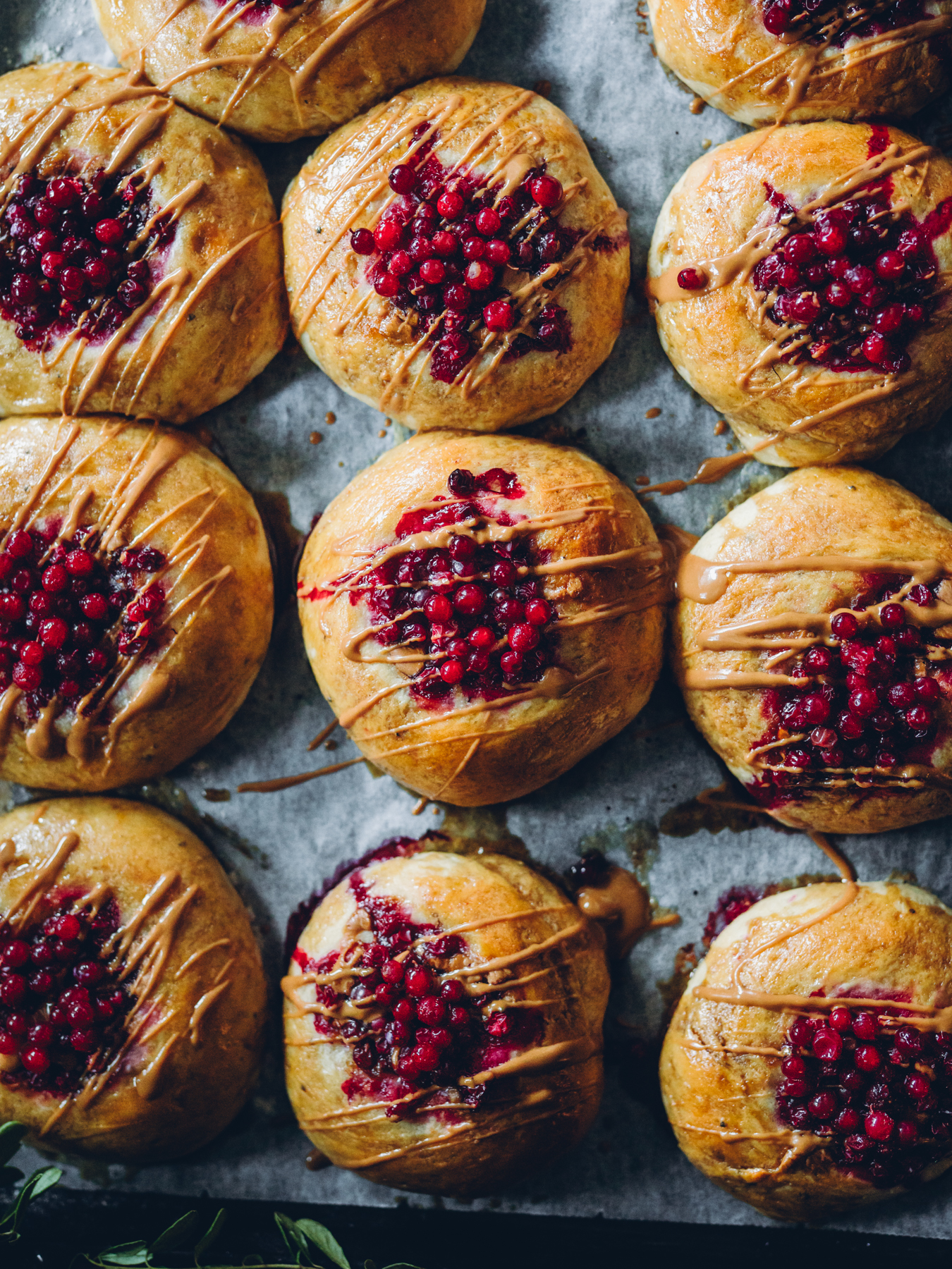Biscoff-puolukkapullat. Vegaaninen