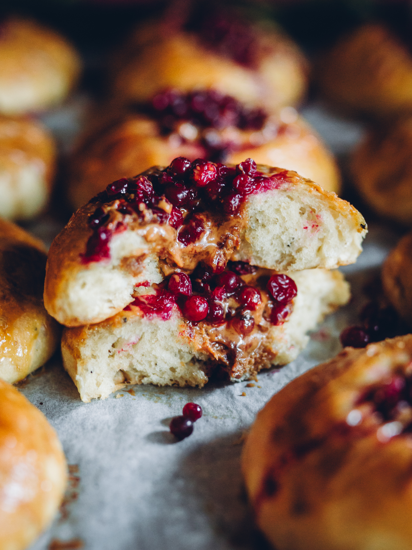 Biscoff-puolukkapullat. Vegaaninen