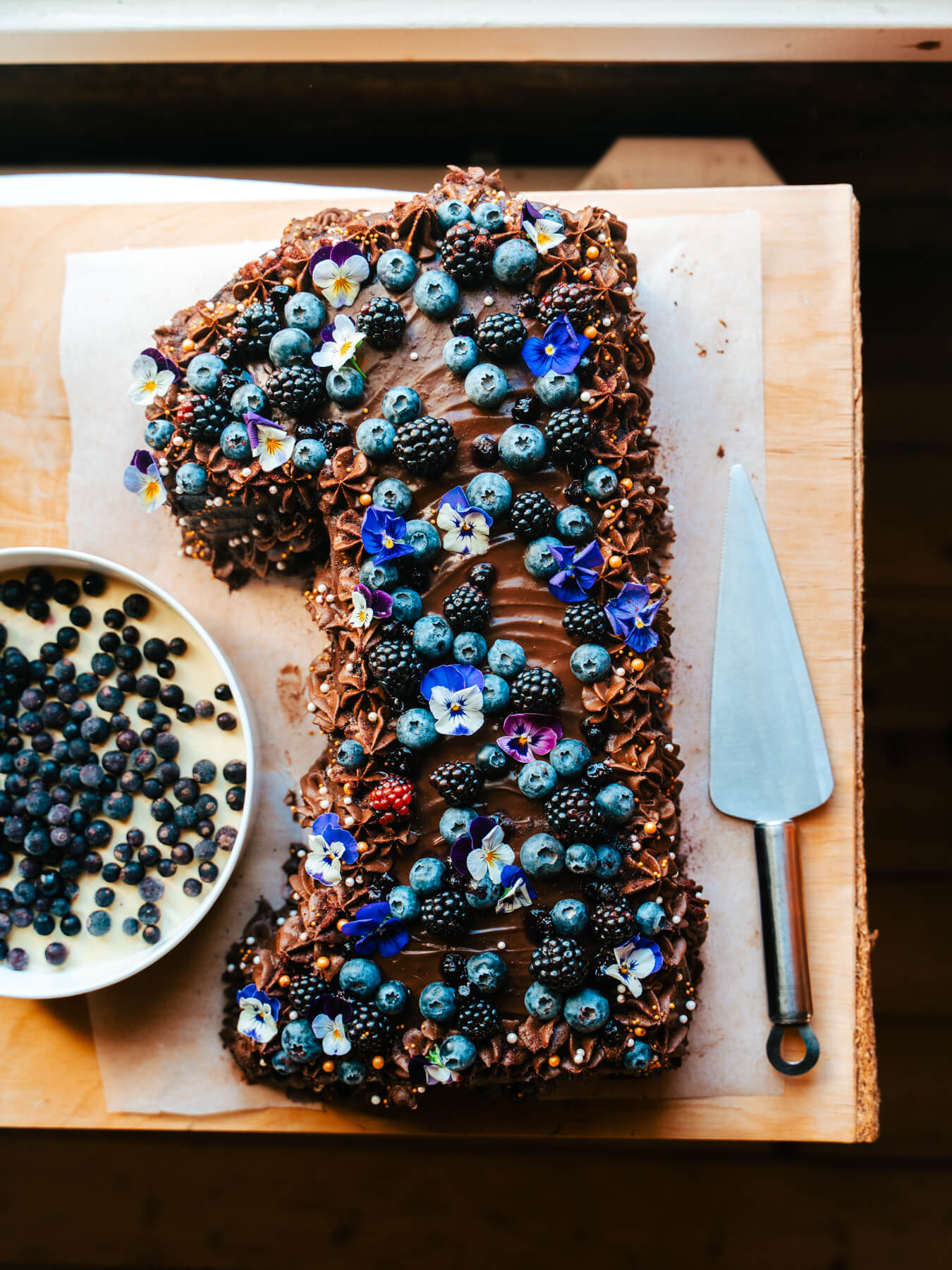 Mustaherukka-suklaatäytekakku. Vegaaninen