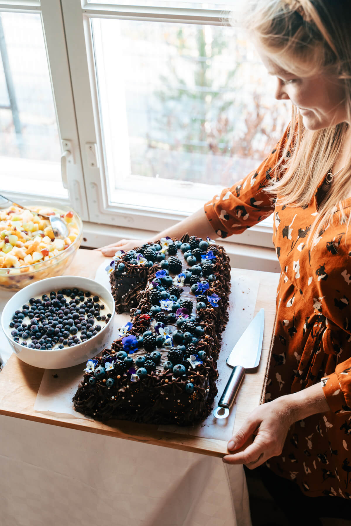 Mustaherukka-suklaatäytekakku. Vegaaninen