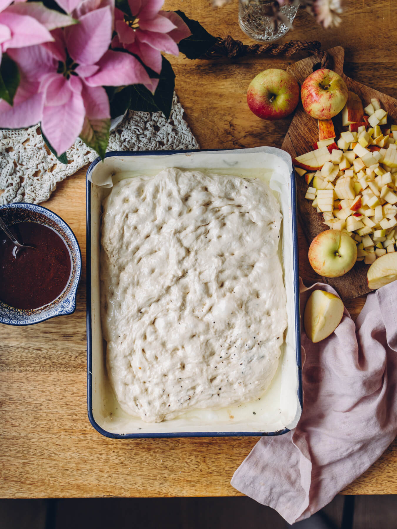 Omenainen Korvapuustifocaccia. Vegaaninen