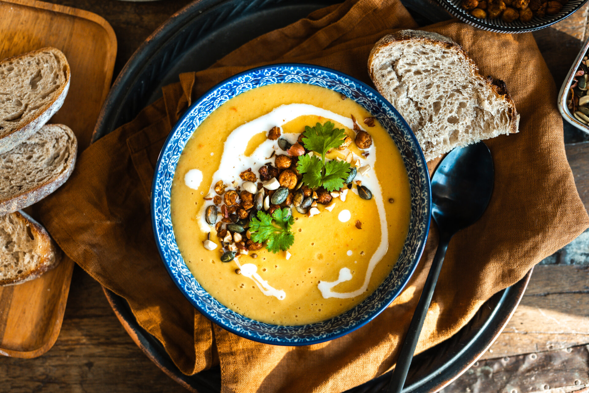 Kurpitsakeitto maapähkinävoilla