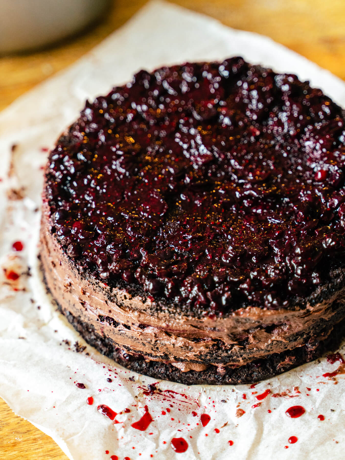 Mustaherukka-suklaatäytekakku. Vegaaninen