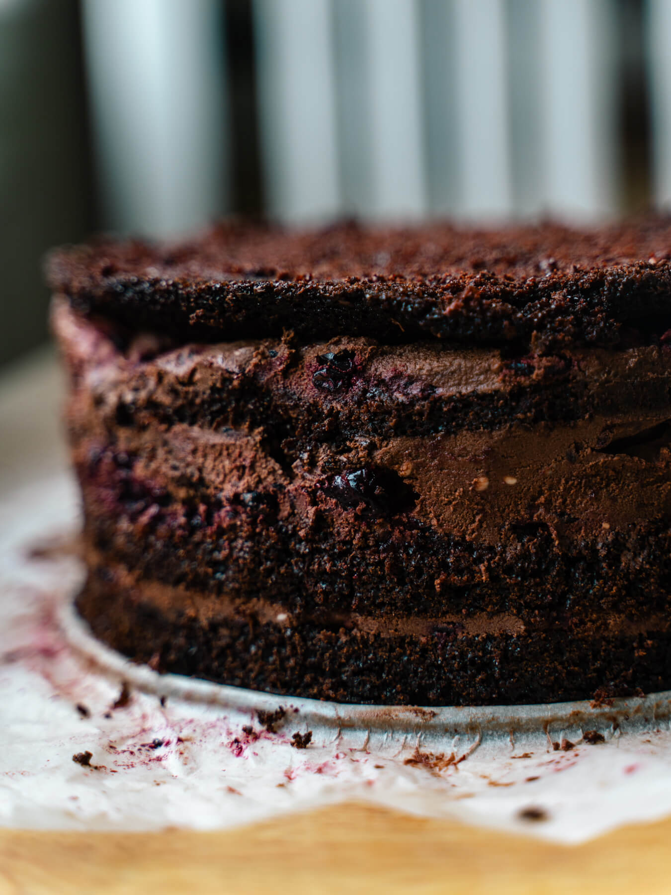 Mustaherukka-suklaatäytekakku. Vegaaninen