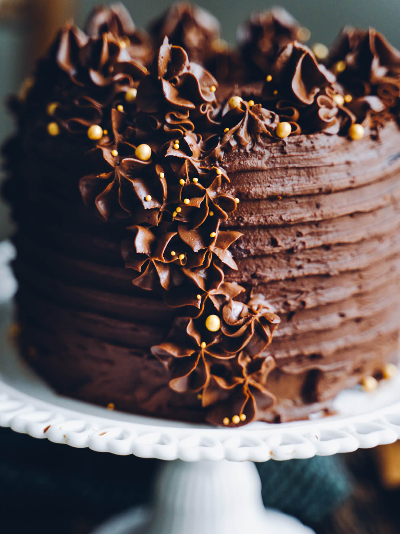 Mustaherukka-suklaatäytekakku. Vegaaninen