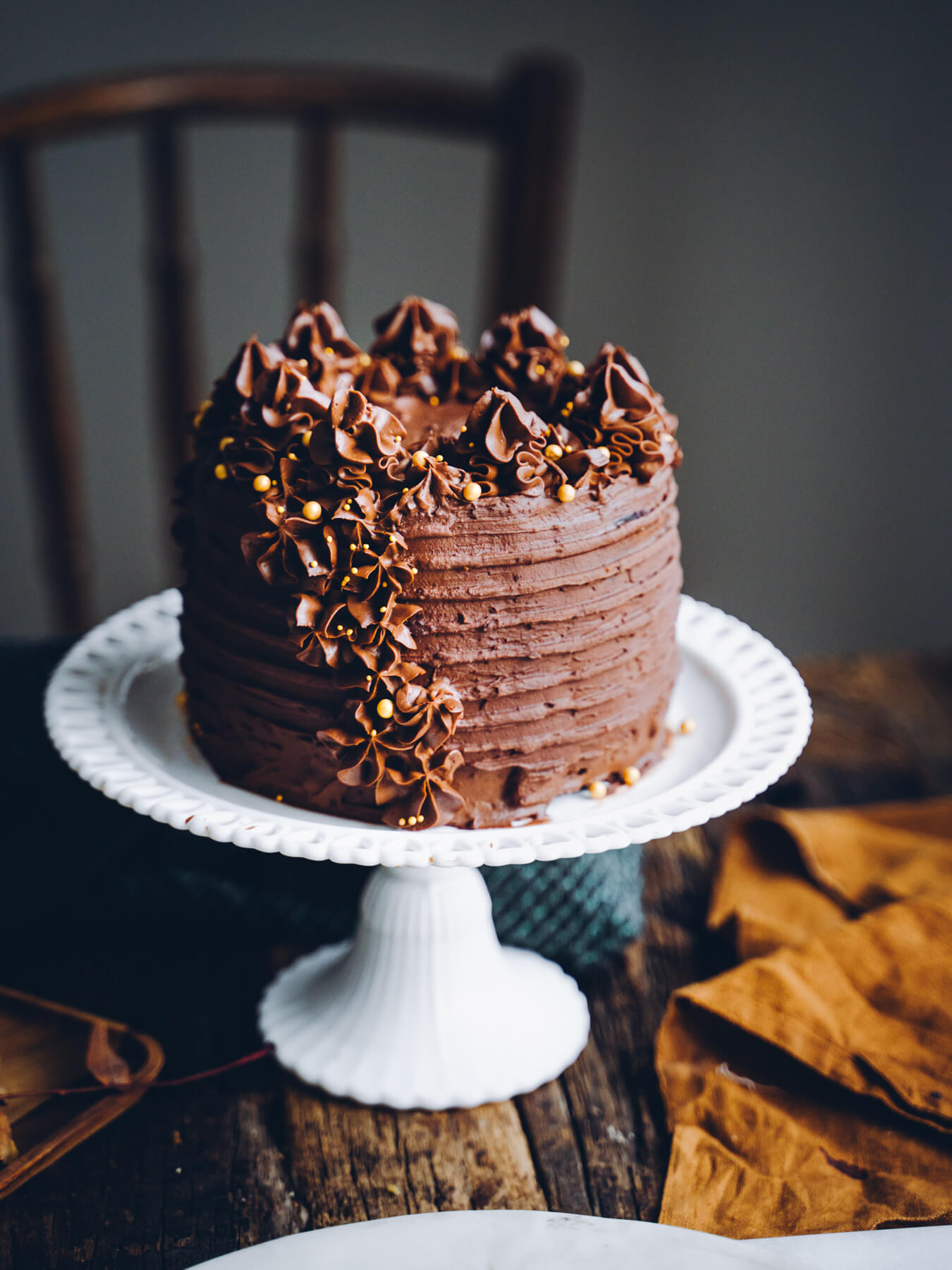 Mustaherukka-suklaatäytekakku. Vegaaninen