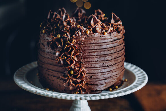 Mustaherukka-suklaatäytekakku. Vegaaninen