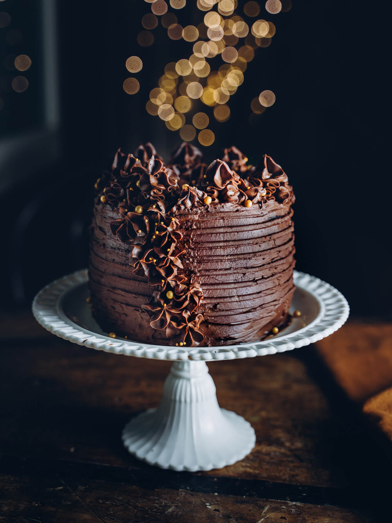 Mustaherukka-suklaatäytekakku. Vegaaninen