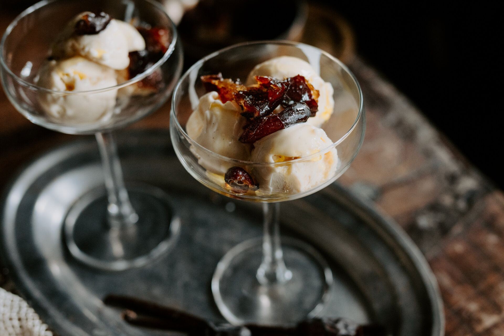 Vaniljajäätelö, taatelit ja oliiviöljy