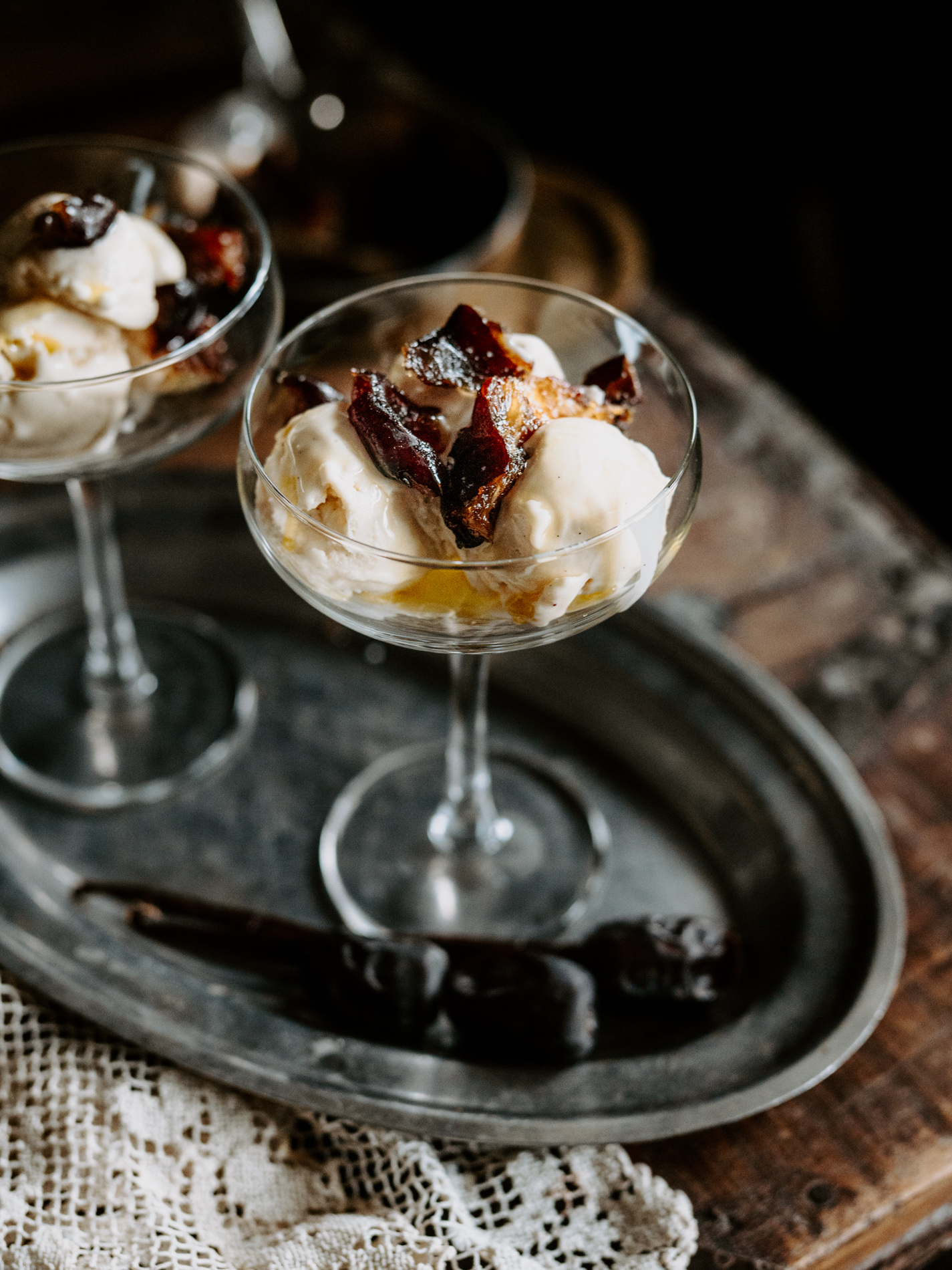 Vaniljajäätelö, taatelit ja oliiviöljy