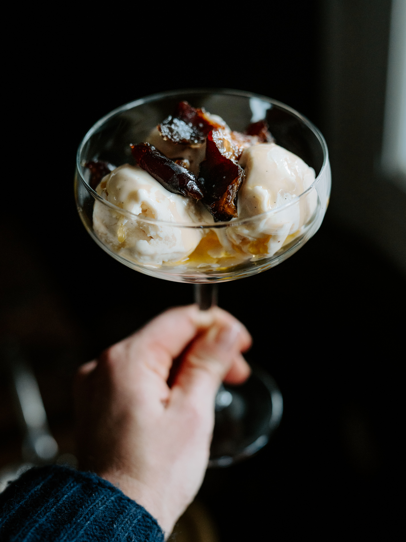 Vaniljajäätelö, taatelit ja oliiviöljy