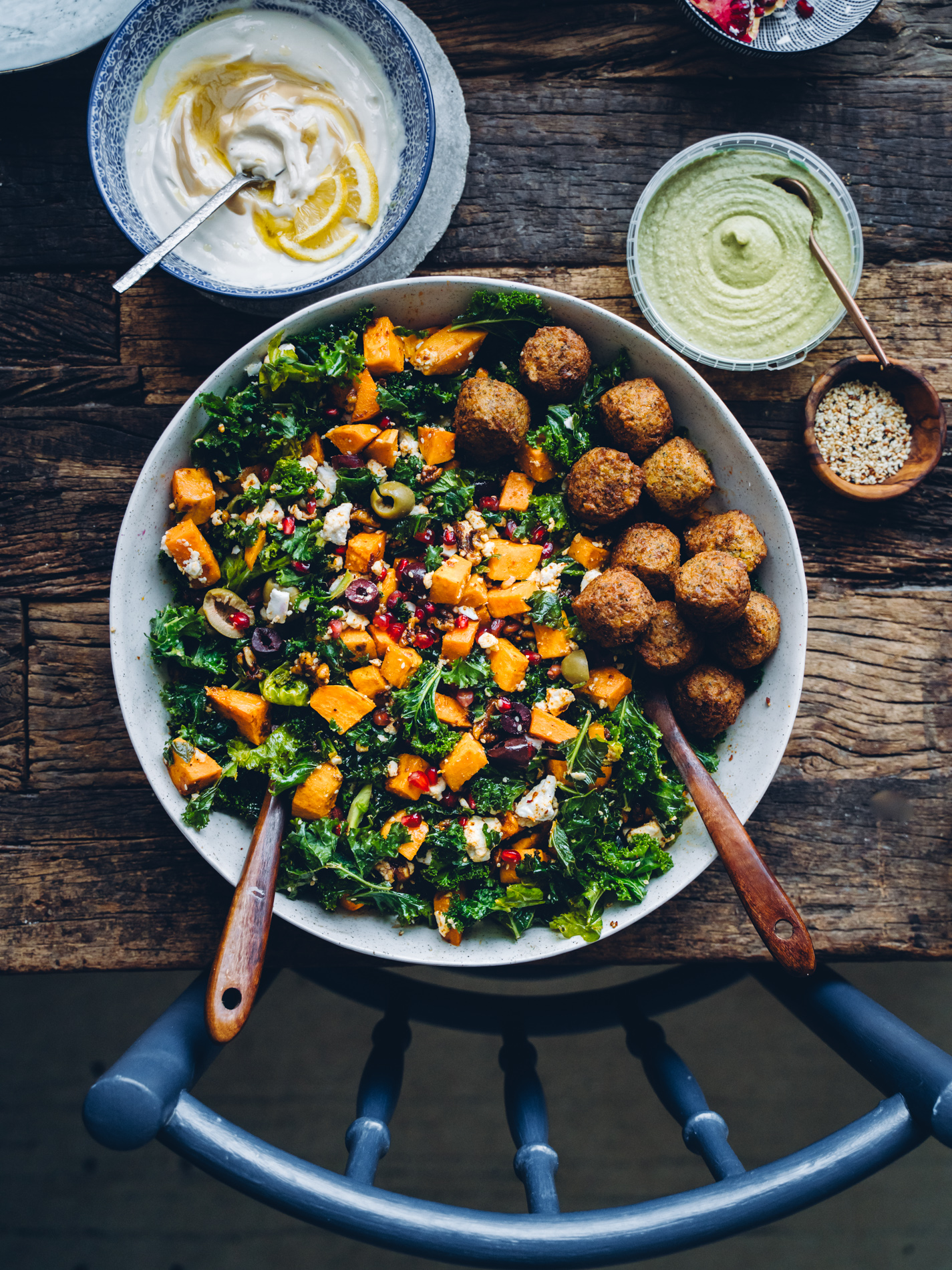 Harissa-bataatti-lehtikaalisalaatti