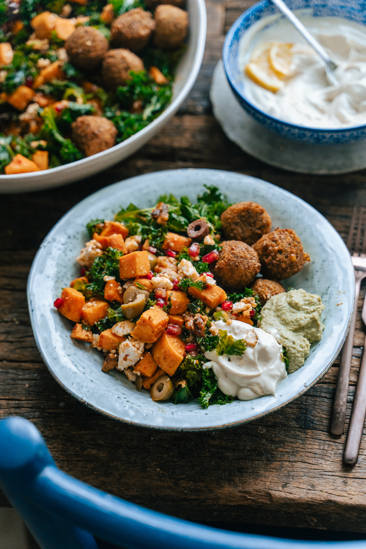 Harissa-bataatti-lehtikaalisalaatti