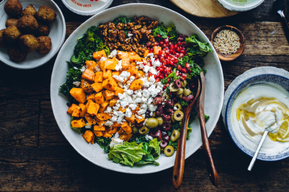 Harissa-bataatti-lehtikaalisalaatti