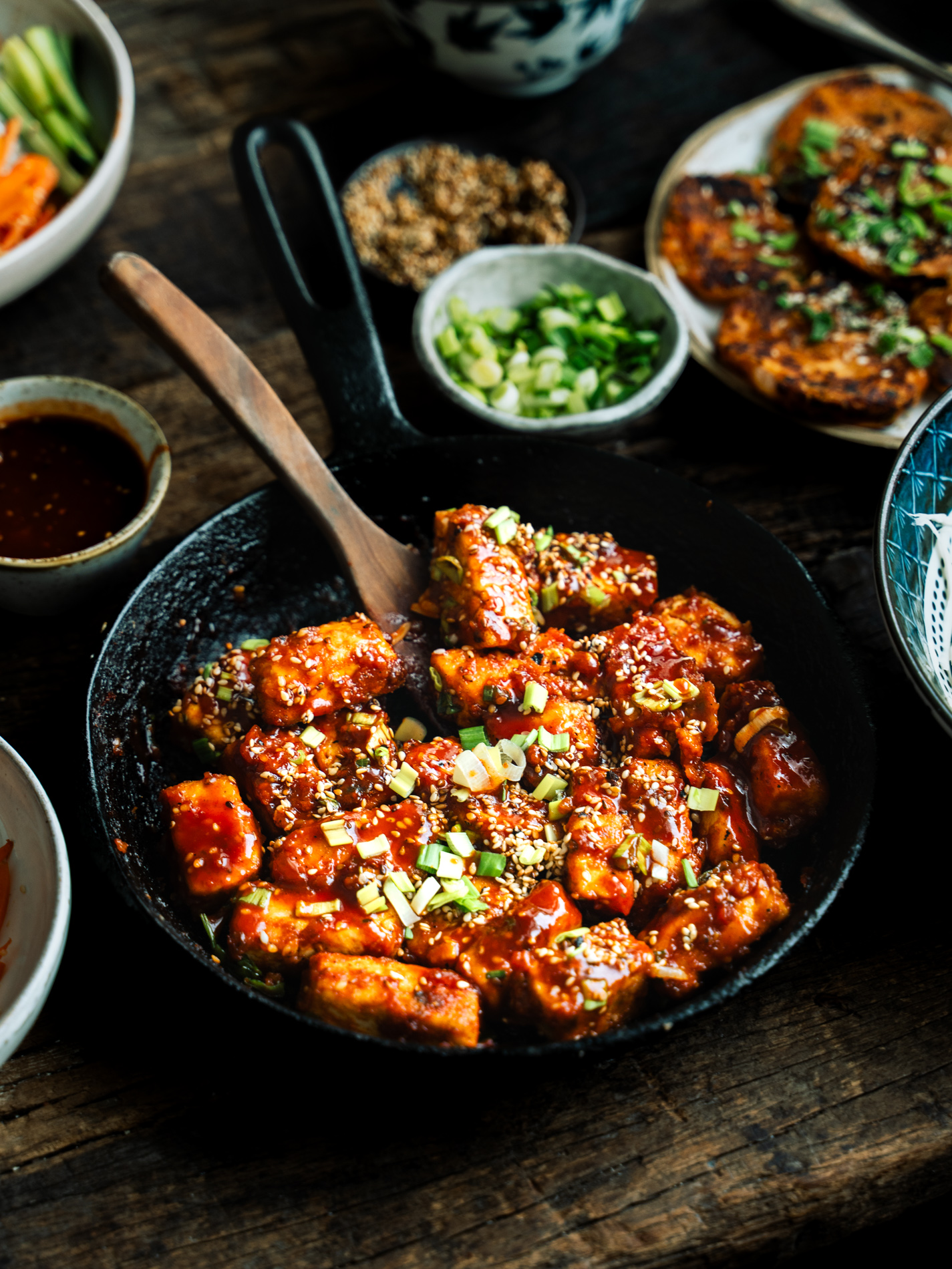 Korealainen illallinen. Sticky tofu